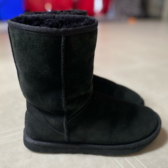 Classic short black UGG boots size 7 women’s - Picture 3 of 7